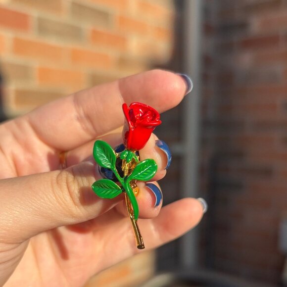 Vintage Small Red and Green Rose Brooch Gold Tone - Picture 1 of 6